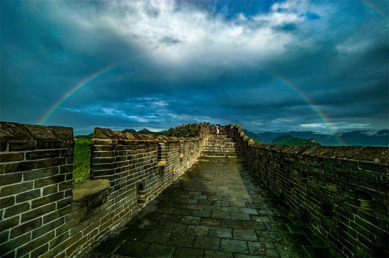 Hebei : un magnifique arc-en-ciel apparaît au-dessus de la Grande Muraille de Jinshanling