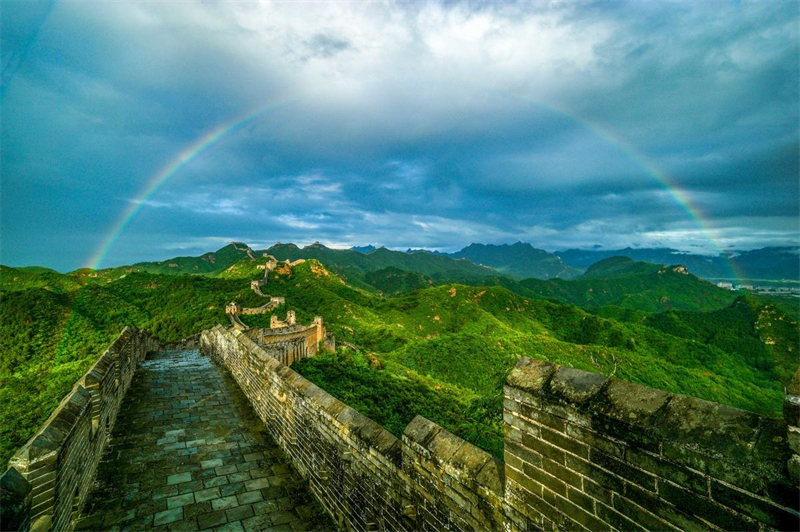 Hebei : un magnifique arc-en-ciel apparaît au-dessus de la Grande Muraille de Jinshanling