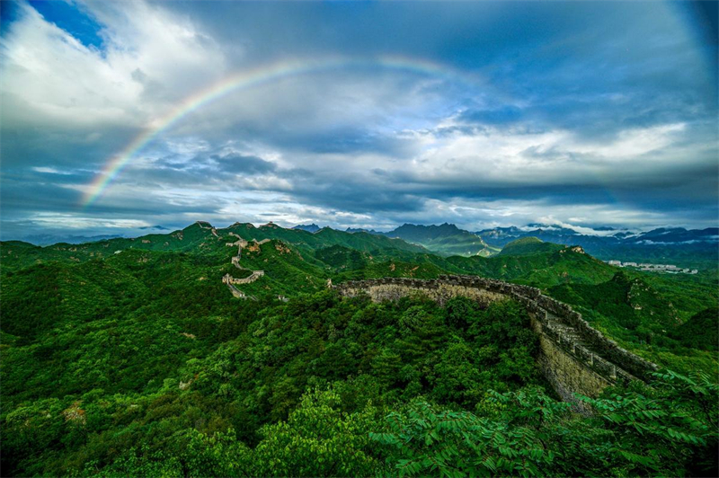 Hebei : un magnifique arc-en-ciel apparaît au-dessus de la Grande Muraille de Jinshanling