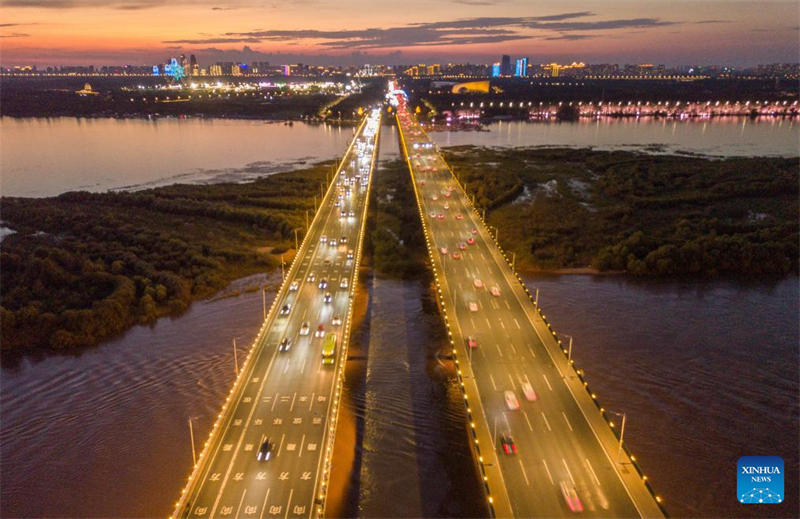 Heilongjiang : la « ville de glace » de Harbin reste attractive pour les touristes tout au long de l'année