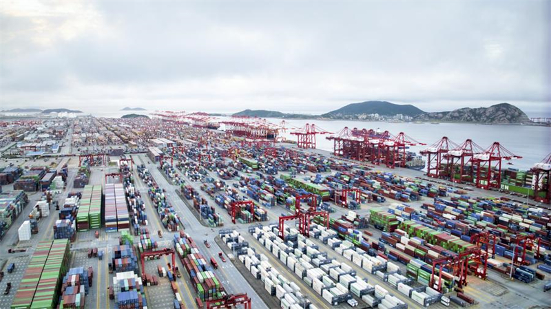 Cette photo prise le 17 septembre 2023 montre une vue du terminal à conteneurs automatisé du port en eaux profondes Yangshan de Shanghai, dans l'est de la Chine.  (Photo :  Wang Yiming)