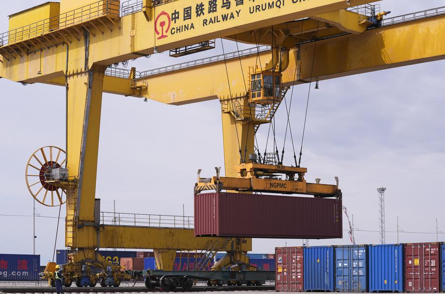 Une grue à conteneurs dans le terminal de Horgos, dans la région autonome ouïgoure du Xinjiang (nord-ouest de la Chine), le 29 mai 2024. (Photo : Wang Fei)