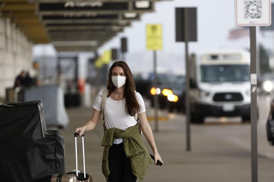 Une personne traverse un terminal à l