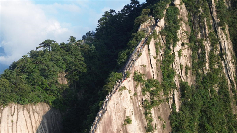 Shaanxi : les touristes grimpent au sommet du mont Hua pour profiter du magnifique paysage