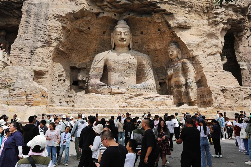 Des touristes visitent les Grottes de Yungang, à Datong, dans la province du Shanxi (nord de la Chine). (Wang Kexian / Pic.people.com.cn)