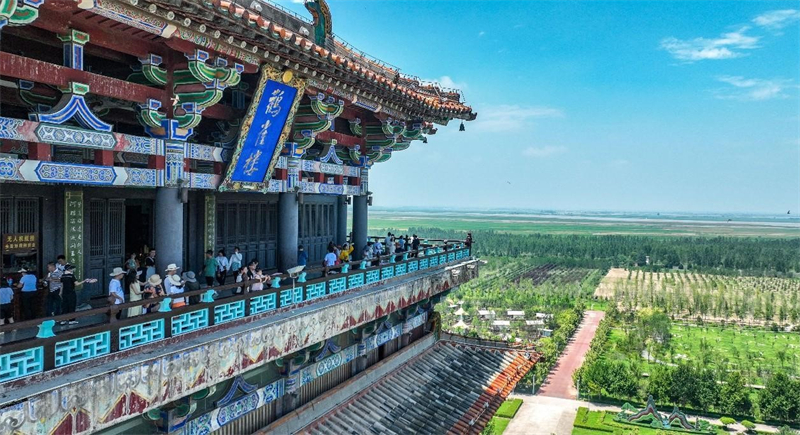 Des touristes visitent la Tour de la Cigogne, également connue sous le nom de Guanquelou en chinois, à Yongji, dans la province du Shanxi (nord de la Chine). (PJin Yumin / Pic.people.com.cn)