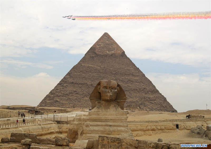 Des chasseurs furtifs J-10 appartenant à l'équipe de voltige aérienne Bayi volent au-dessous du site des pyramides de Gizeh en Egypte, le 28 août 2024. L'équipe est en Egypte pour participer à un salon aéronautique, qui se tiendra du 3 au 5 septembre. (Xinhua/Sui Xiankai)