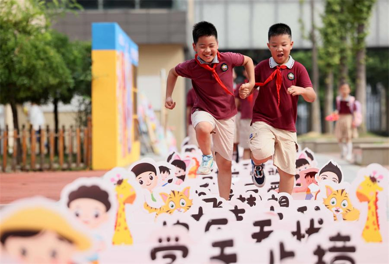 Chine : les écoliers fêtent le début du nouveau semestre