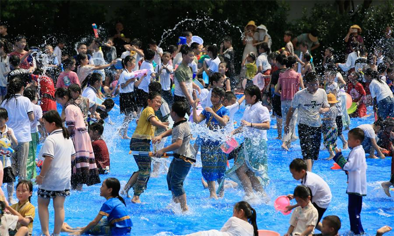 Chine : les écoliers fêtent le début du nouveau semestre