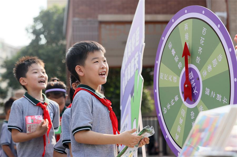 Chine : les écoliers fêtent le début du nouveau semestre