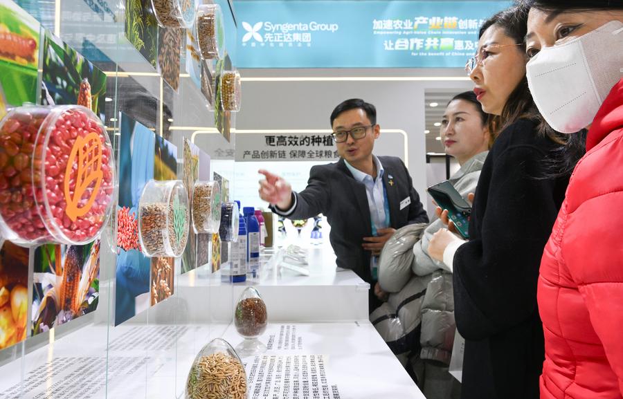 Des personnes visitent le stand du groupe Syngenta dans la zone d'exposition sur la chaîne agricole verte lors de l'Exposition internationale de la chaîne d'approvisionnement de Chine à Beijing, capitale chinoise, le 30 novembre 2023. (Photo : Li He)