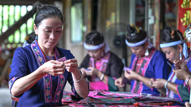 Guangxi : les « compétences du bout des doigts » aident les villageois de Sanjiang à augmenter leurs revenus