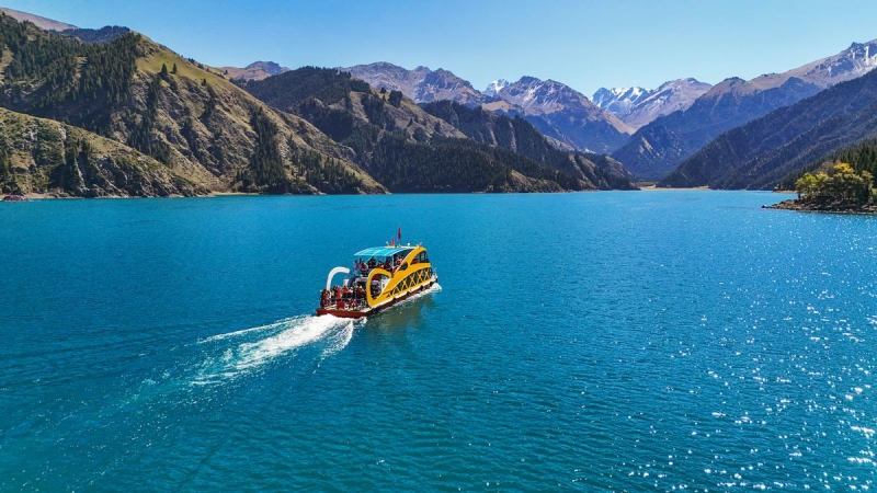 Xinjiang : à Fukang, les magnifiques paysages du lac Tianchi et des monts Tianshan accueillent les visiteurs