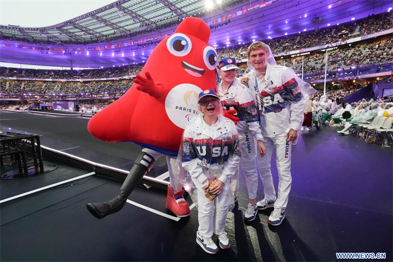 Des membres de la délégation des Etats-Unis posent avec la mascotte paralympique Phryge lors de la cérémonie de clôture des Jeux paralympiques de Paris 2024, en France, le 8 septembre 2024. (Xinhua/Cai Yang)