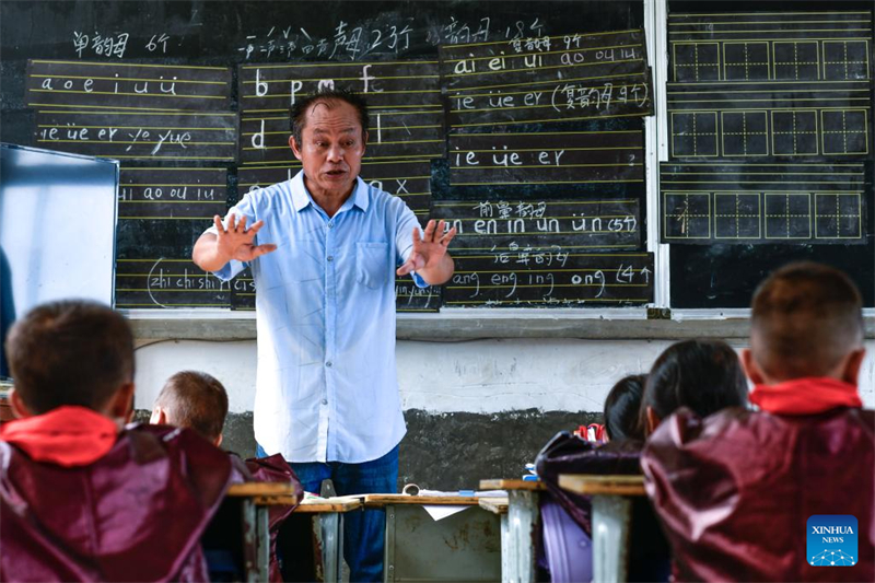 Guizhou : un enseignant unique au service d'une mini-école à Congjiang