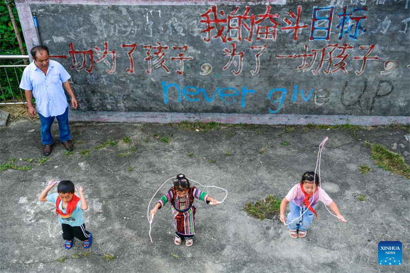 Guizhou : un enseignant unique au service d'une mini-école à Congjiang