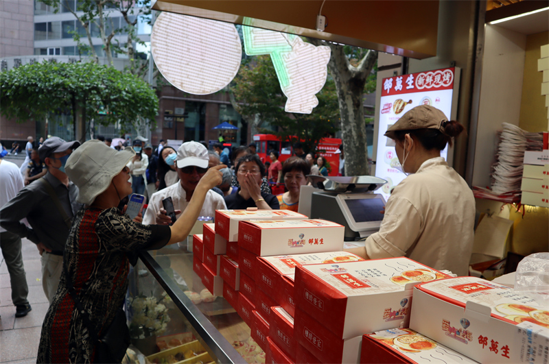 Shanghai : à l'approche de la Fête de la mi-automne, les gâteaux de lune faits à la main se vendent comme des petits pains