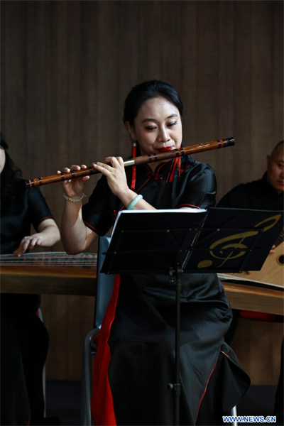 Une artiste chinoise se produit lors de l'événement "Journée de la mi-automne en poésie" à Rabat, capitale du Maroc, le 11 septembre 2024. (Xinhua/Huo Jing)