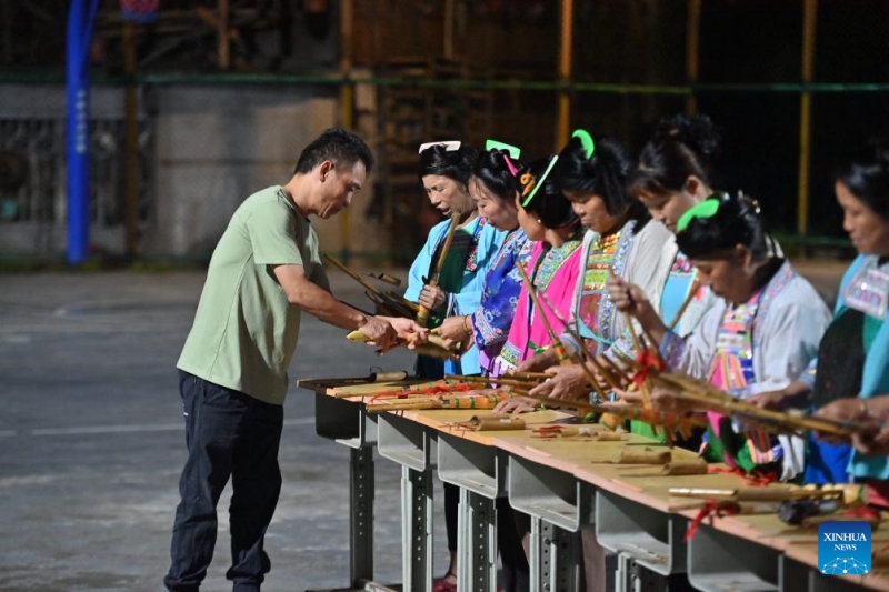 Guangxi/Guizhou : un père et son fils témoins du développement d'un village de montagne Miao