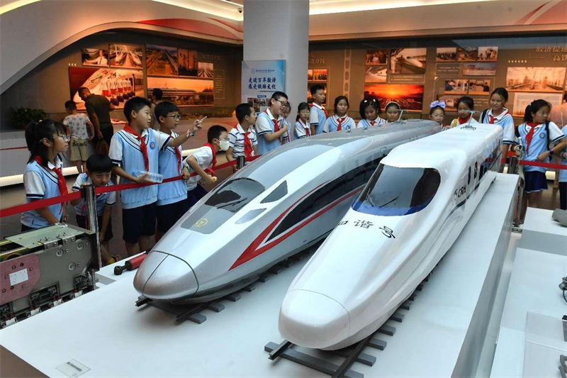 Des enfants de l'école primaire de la rue Kaiping à Qingdao, dans la province du Shandong (est de la Chine), regardent des maquettes de trains à grande vitesse Fuxing (« Renaissance ») et Hexie (« Harmonie ») au Musée ferroviaire de Jiaoji. (Wang Haibin / Pic.people.com.cn)