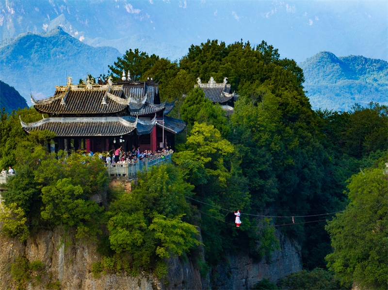 Sichuan : le spectaculaire « ferry volant » du mont Douchuan à Mianyang