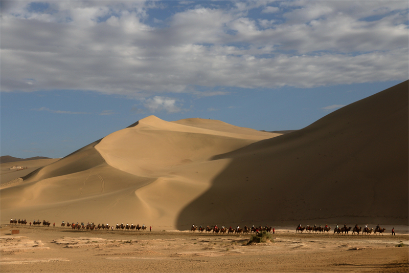 Gansu : les touristes profitent de promenades dans le désert à Dunhuang