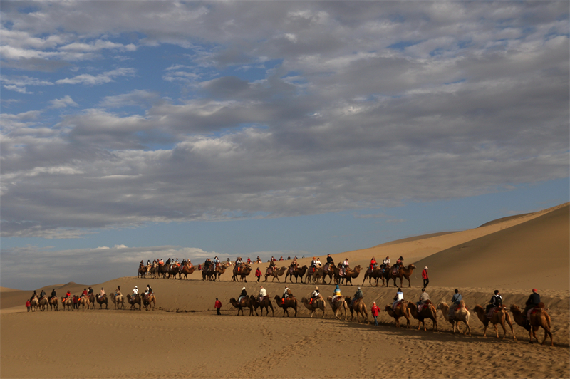 Gansu : les touristes profitent de promenades dans le désert à Dunhuang