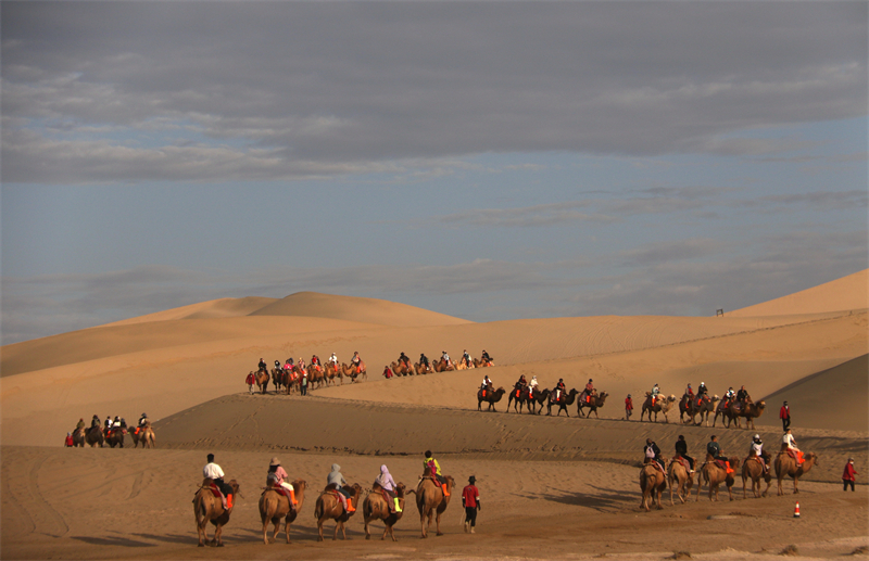 Gansu : les touristes profitent de promenades dans le désert à Dunhuang