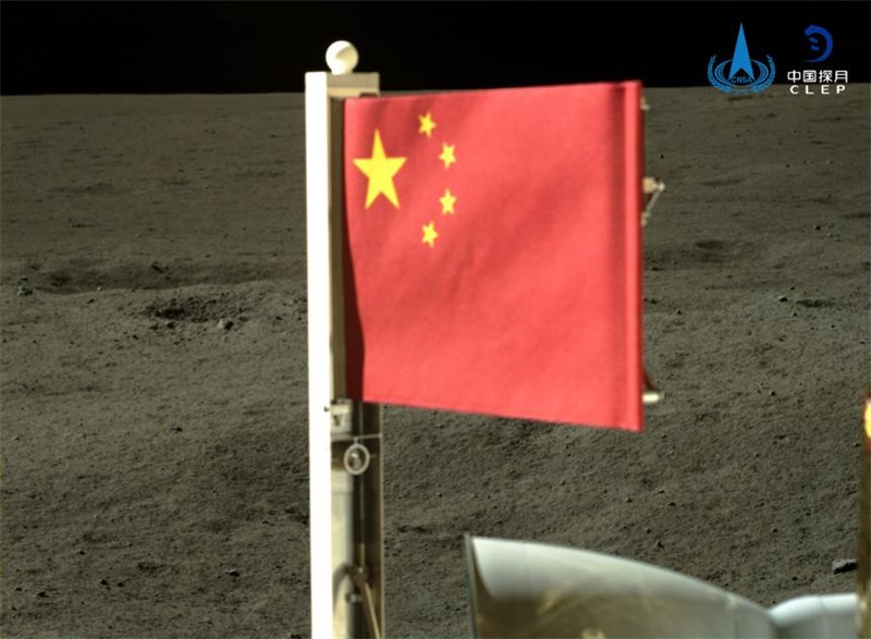  Le 4 juin, un drapeau rouge aux cinq étoiles en fibre de basalte a été déployé par la sonde Chang