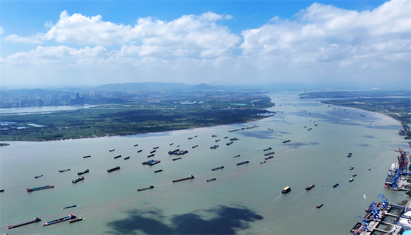 Jiangsu : le transport de matériaux sur la voie navigable du fleuve Yangtsé à Yangzhou bat son plein