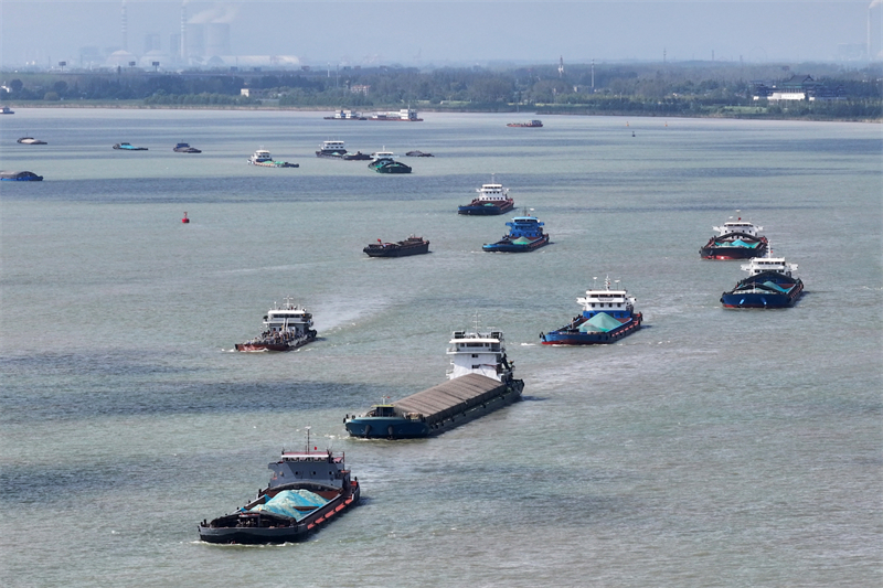 Jiangsu : le transport de matériaux sur la voie navigable du fleuve Yangtsé à Yangzhou bat son plein