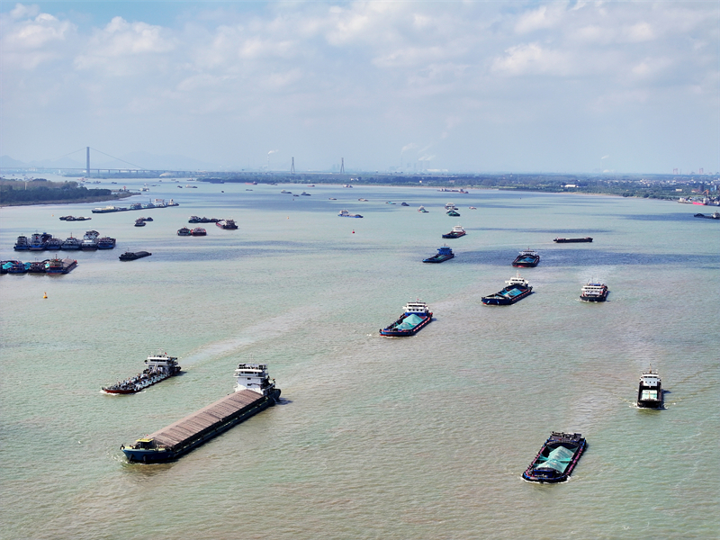 Jiangsu : le transport de matériaux sur la voie navigable du fleuve Yangtsé à Yangzhou bat son plein