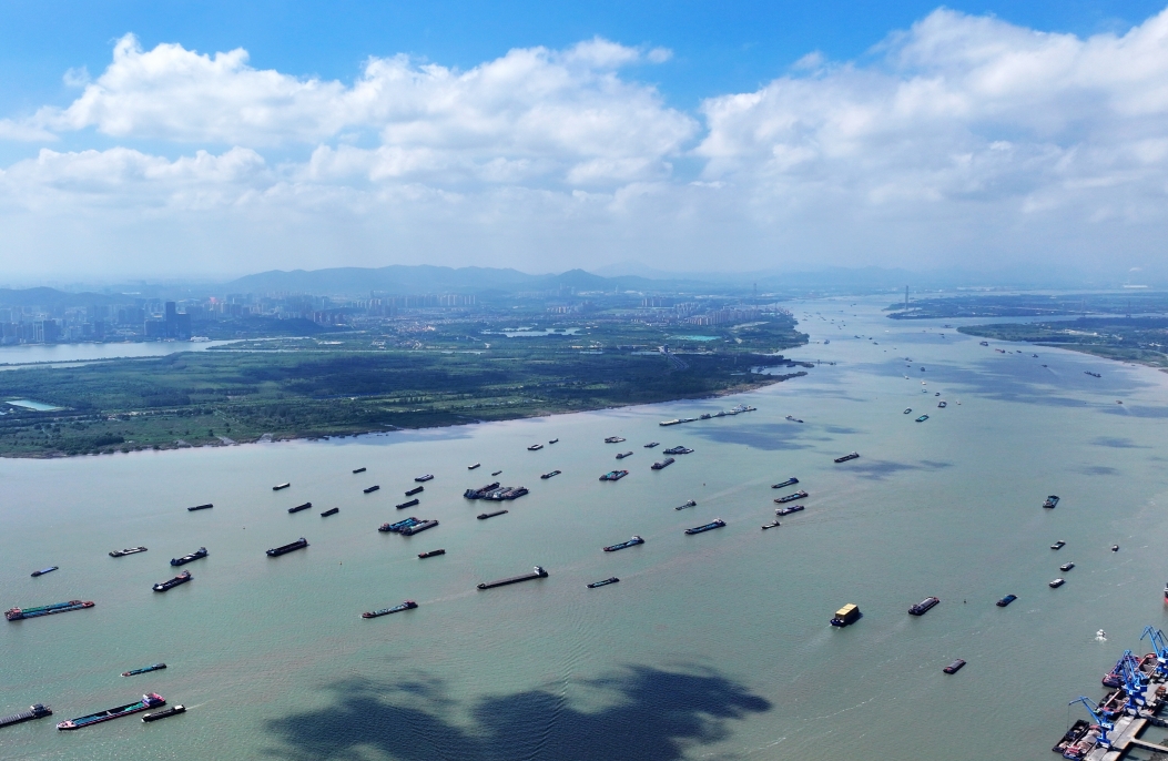 Jiangsu : le transport de matériaux sur la voie navigable du fleuve Yangtsé à Yangzhou bat son plein