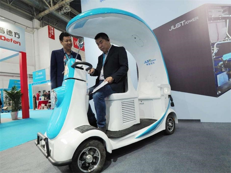 Un véhicule touristique alimenté à l'hydrogène est exposé au Salon international des technologies et équipements de l'hydrogène de Beijing 2024, le 25 mars 2024. (Du Jianpo / Pic.people.com.cn)