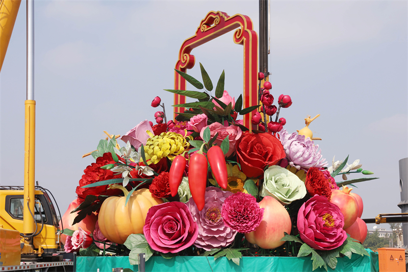 La construction du panier de fleurs « Vœux à la mère patrie » de la place Tian'anmen de Beijing est en cours