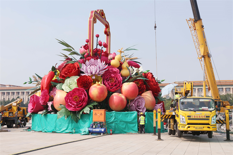 La construction du panier de fleurs « Vœux à la mère patrie » de la place Tian'anmen de Beijing est en cours