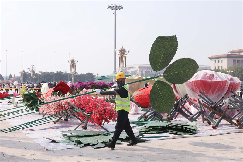 La construction du panier de fleurs « Vœux à la mère patrie » de la place Tian'anmen de Beijing est en cours