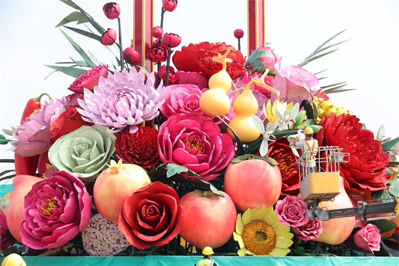 La construction du panier de fleurs « Vœux à la mère patrie » de la place Tian'anmen de Beijing est en cours