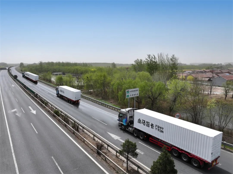 Un camion équipé d'un système de conduite autonome développé par Pony.ai circule sur l'autoroute Beijing-Tianjin-Tanggu. (Photo / Site officiel de Pony.ai)