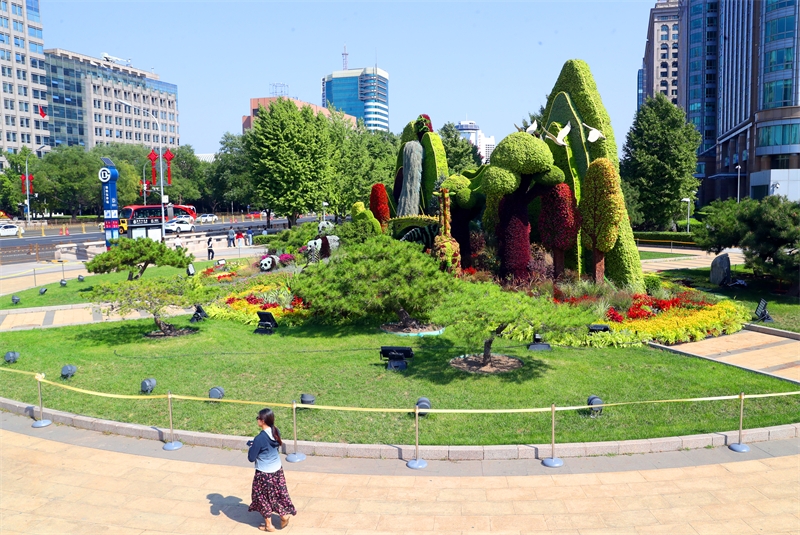 Des parterres de fleurs à thème décorent l'avenue Chang'an de Beijing pour la Fête nationale