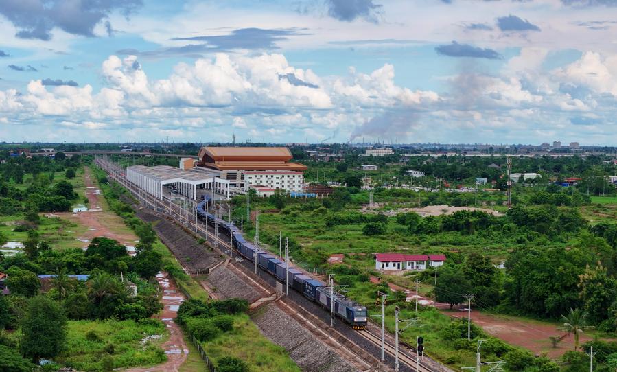 Photo d'un train entièrement chargé quittant la gare de Vientiane, au Laos, et se dirigeant vers Kunming, capitale de la province chinoise du Yunnan (sud-ouest), le 5 août 2024. (Photo : Yang Yongquan)