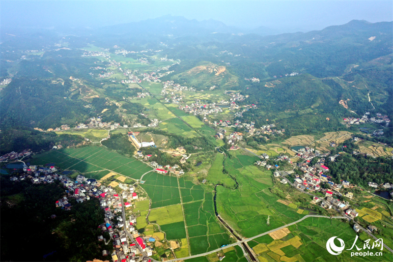 Jiangxi : une belle image des récoltes d'automne dans les villages de montagne de Shangli