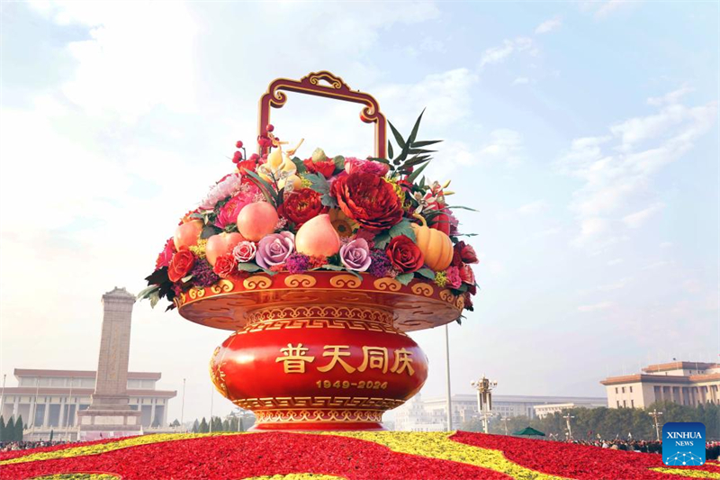 Un panier de fleurs géant décore la place Tian'anmen de Beijing à l'approche des vacances de la Fête nationale