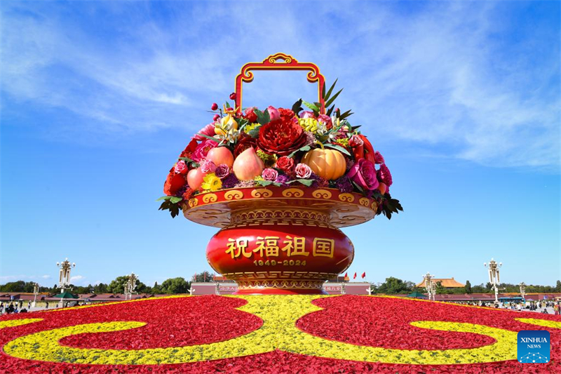 Un panier de fleurs géant décore la place Tian'anmen de Beijing à l'approche des vacances de la Fête nationale