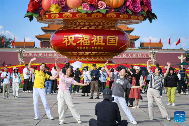 Un panier de fleurs géant décore la place Tian'anmen de Beijing à l'approche des vacances de la Fête nationale