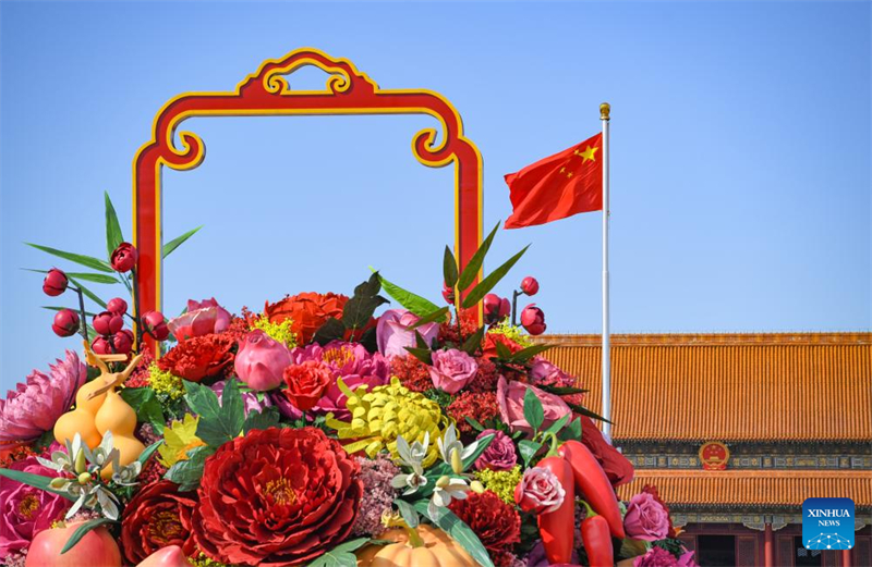 Un panier de fleurs géant décore la place Tian'anmen de Beijing à l'approche des vacances de la Fête nationale