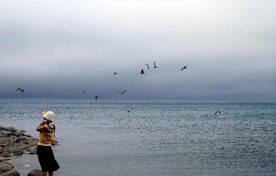 Une touriste pose pour des photos devant le lac Sayram, dans la préfecture autonome mongole de Bortala de la région autonome ouïghoure du Xinjiang (nord-ouest de la Chine), le 26 septembre 2024. (Photo / Xinhua)