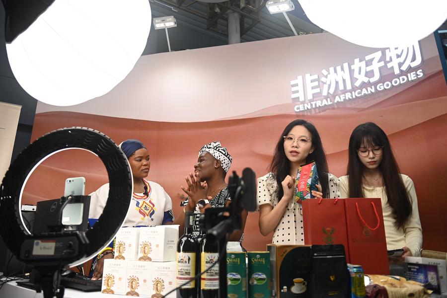 Des vendeuses font la promotion des produits africains en livestreaming lors de la troisième Exposition mondiale du commerce numérique à Hangzhou, capitale de la province chinoise du Zhejiang (est), le 25 septembre 2024. (Photo : Huang Zongzhi)