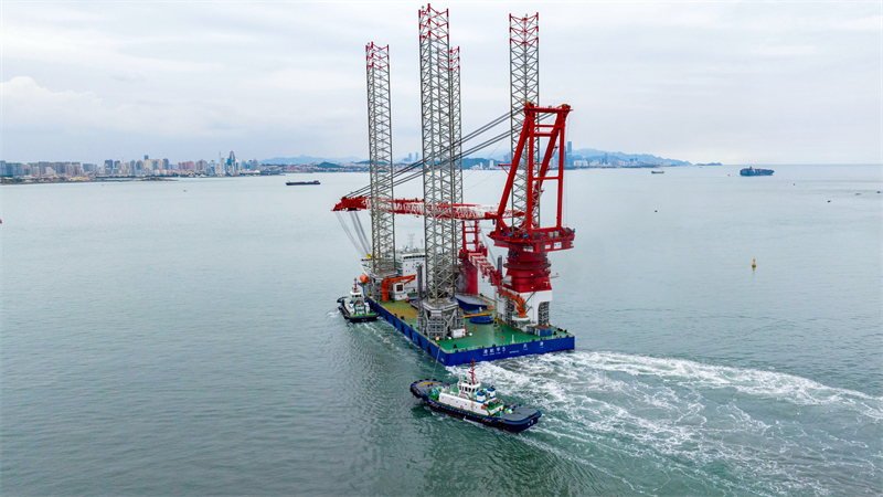 Shandong : la plate-forme de construction d'énergie éolienne offshore « Ganghangping 5 » livrée pour utilisation à Qingdao