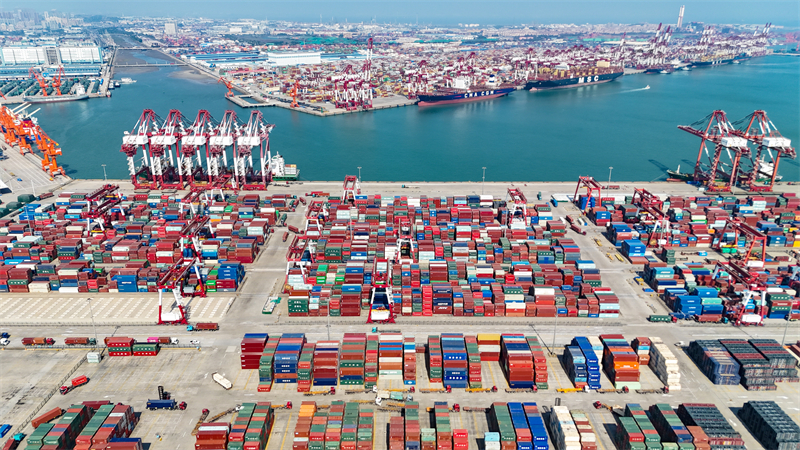 Shandong : les opérations du terminal portuaire de Qingdao battent leur plein